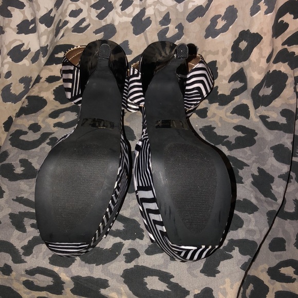 Black and white platform heels - Picture 3 of 3